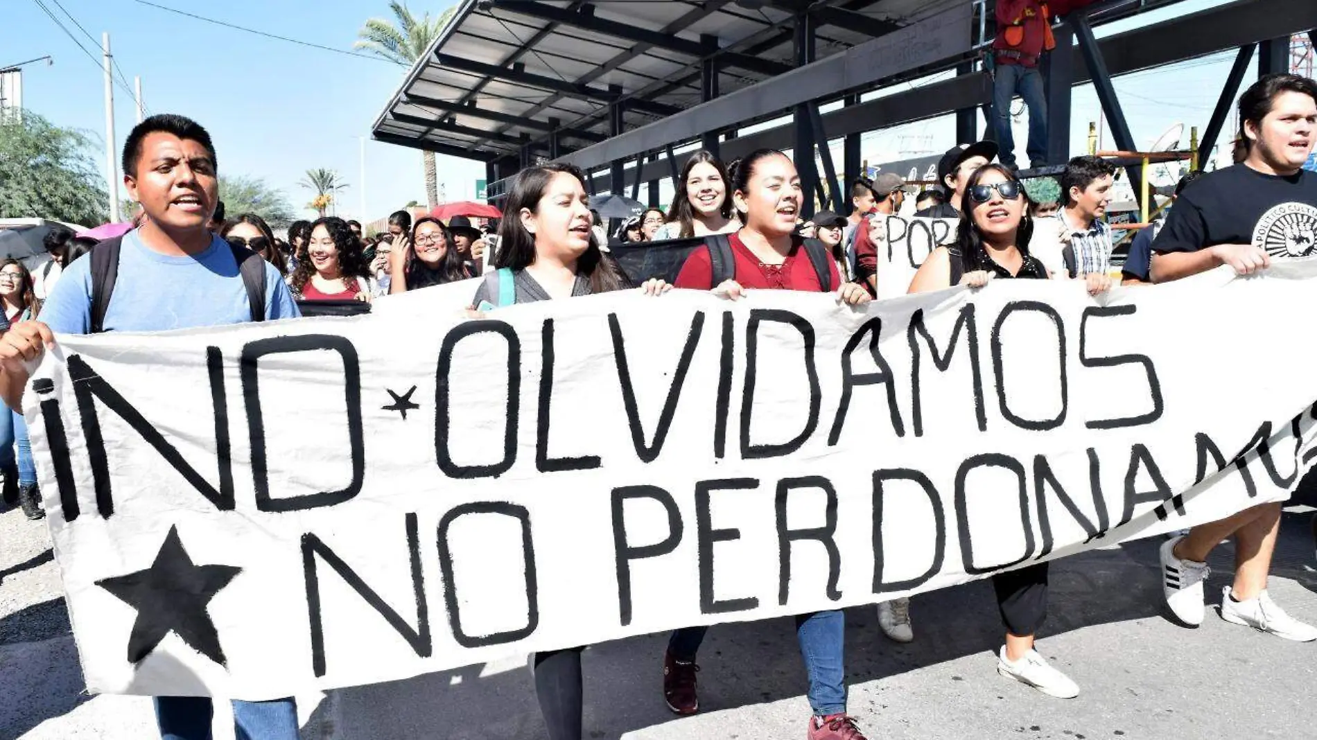 24 Alumnos de FCPYS marcha para conmemoran la matanza de Tlatelolco3